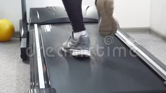 贴身健身男子电动肌肉刺激套装用于EMS训练在跑步机上健身房视频的预览图