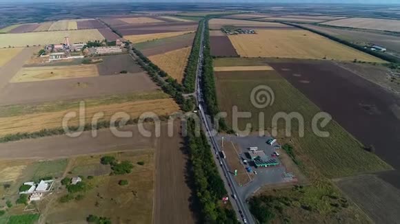 用加油站对田地和路线进行空中射击视频的预览图