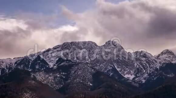 在波兰塔特拉山上观看Giewont山顶延时视频50fps视频的预览图