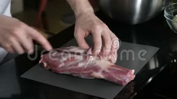 厨师轻轻地把羊肉腿切了一下视频的预览图