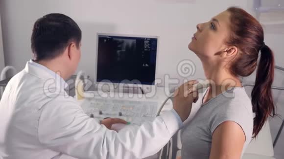 医生正在做喉部超声检查视频的预览图