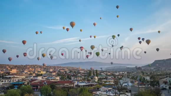 卡帕多西亚时间流逝气球在卡帕多西亚飞行在土耳其的戈雷梅天际线时间流逝4K视频的预览图