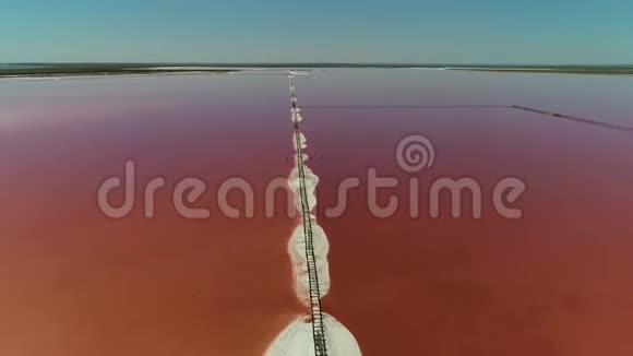 平静的背景粉红色的湖废弃的盐矿从顶部查看视频的预览图