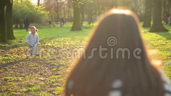 有趣的小女孩正在享受阳光天气与母亲一起度过空闲时间户外漂亮女儿在跑步视频的预览图