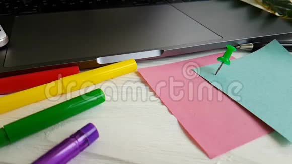 笔记本刮笔在桌面上工作手闪盘视频的预览图