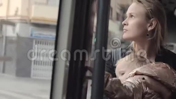 公车上的年轻母亲视频的预览图