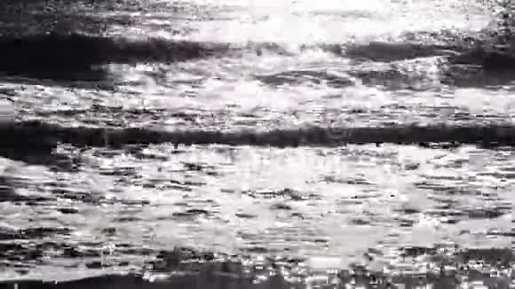 日出时黑海海浪的细节视频的预览图