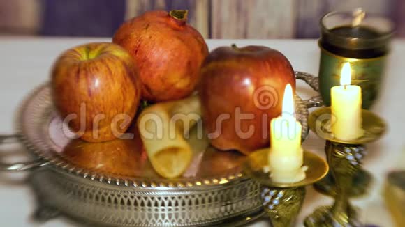 犹太节日的概念蜂蜜苹果和石榴有空间的文字Shofar和tall选择性软视频的预览图