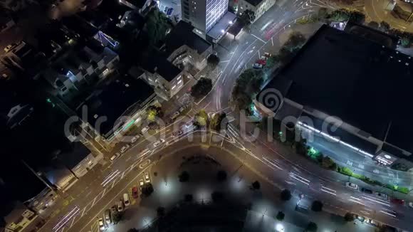 夜间无缝环行的空中交通灯街视频的预览图