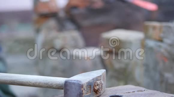 铁匠工作金属工匠村里私人铁匠铺的高地人铁坯的转移视频的预览图