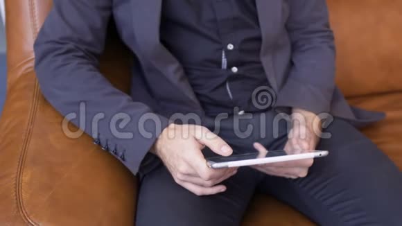 穿西装的人使用数字平板电脑视频的预览图