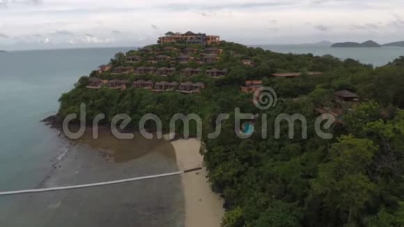 热带岛屿度假胜地的海岸线视频的预览图