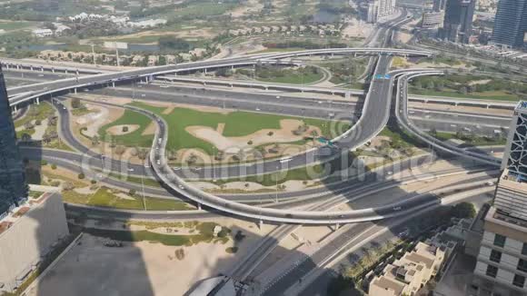 从迪拜上空可以看到令人惊叹的连接道路公路上的交通加速射击视频的预览图
