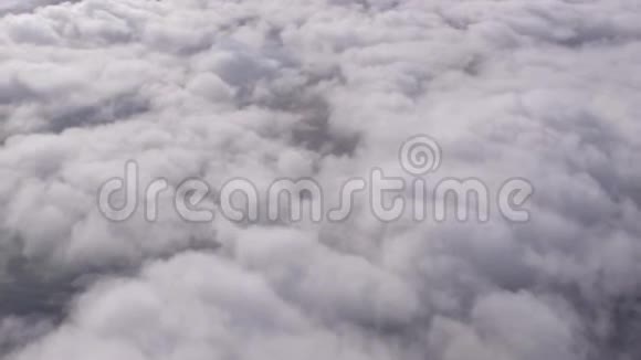 从密集的云层中射出飞机的窗户视频的预览图
