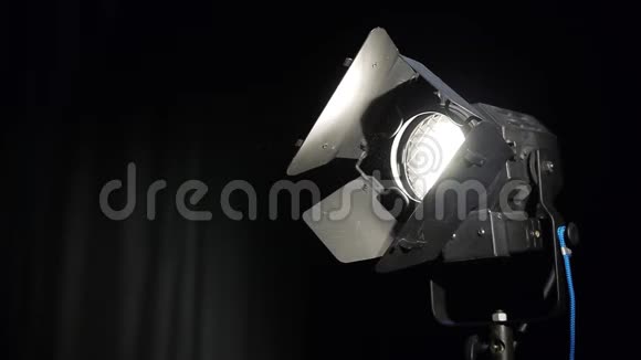照明装置特写探照灯束中的尘埃视频的预览图