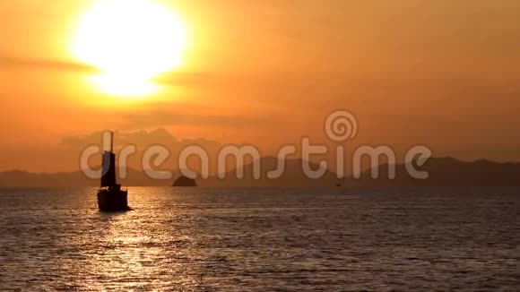帆船漂浮在海面上太阳落山视频的预览图