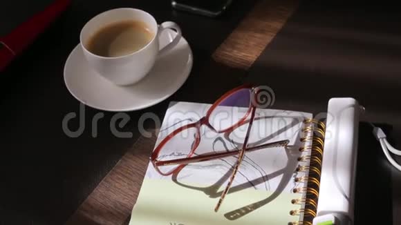 日记眼镜自拍棒桌子上的咖啡视频的预览图