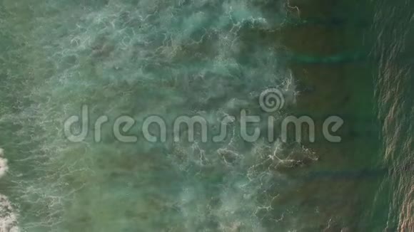 波浪沿着热带海滩上的珊瑚礁断裂视频的预览图