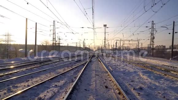 铁路冬天阳光明媚的早晨视频的预览图