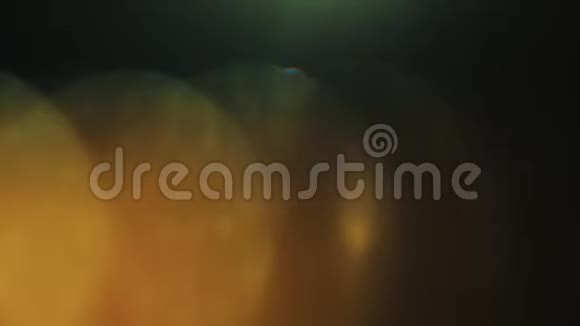 美丽的橙色波克光线泄漏光泽水平移动视频的预览图
