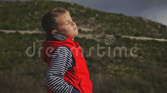 孩子8岁它站在山的背景上视频的预览图