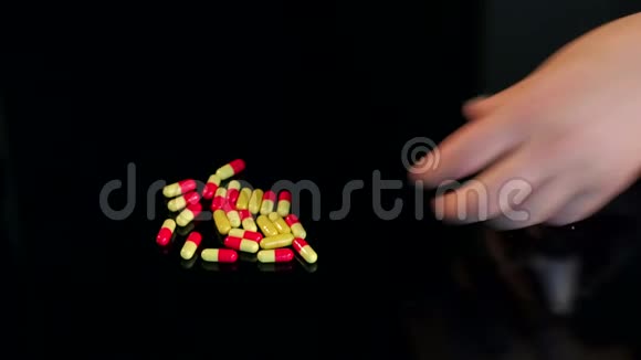 女人把药丸放进瓶子里放在黑桌上视频的预览图