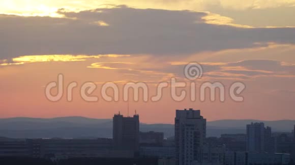 日落时分云彩五颜六色建筑视频的预览图