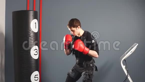 训练时把人戴拳击手套在健身房里穿着适合电刺激的拳击手视频的预览图