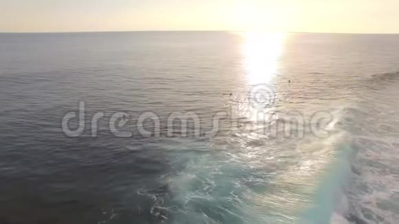 日落时分印度尼西亚海湾冲浪者小组视频的预览图