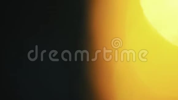 温暖的黄色和橙色在黑暗中移动视频的预览图