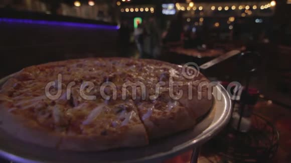 比萨饼在比萨饼店吃之前先用奶酪调味视频的预览图