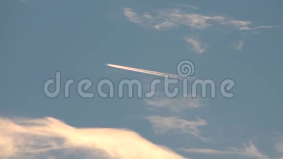 飞机在屏幕上划过一些好看的云视频的预览图