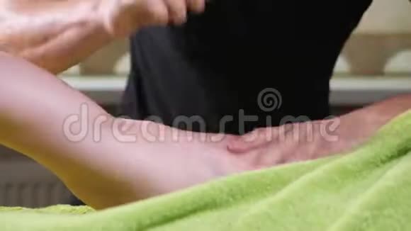 美容院年轻女性防纤维素按摩技术按摩厚厚的身体侧面专业按摩师视频的预览图