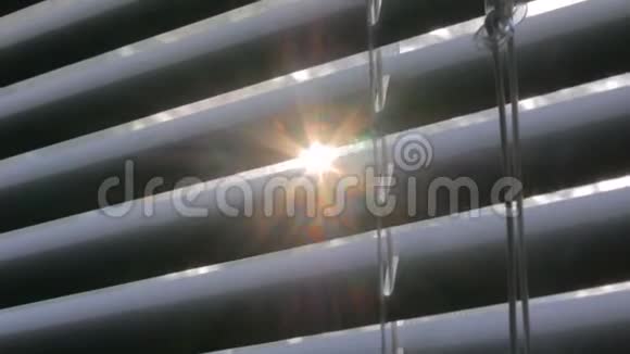 太阳镜头耀斑通过窗户百叶窗视频的预览图