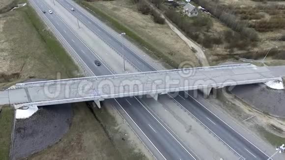灰色道路建筑物屋顶和有裂缝沥青的桥梁视频的预览图