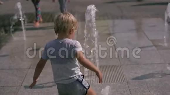 现代生活在一个大世界孩子们在城市喷泉周围跑步很有趣视频的预览图