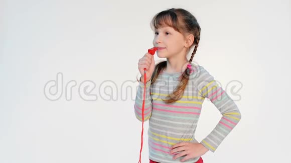 小女孩吹口哨视频的预览图