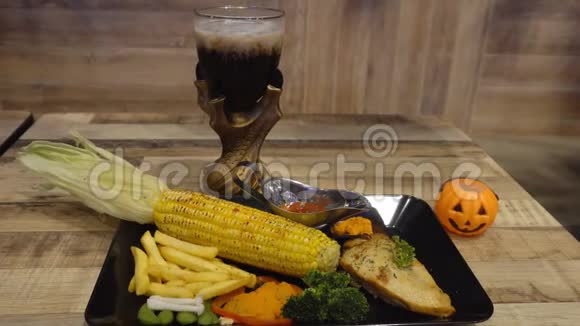 加玉米和土豆的鸡肉牛排和可乐饮料南瓜视频的预览图