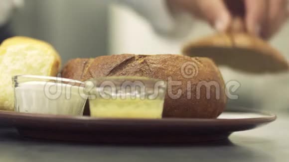 厨师把最上面的面包放进去然后把饭菜拿走视频的预览图