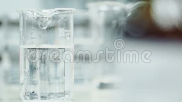 实验室用水和试剂的试管视频的预览图