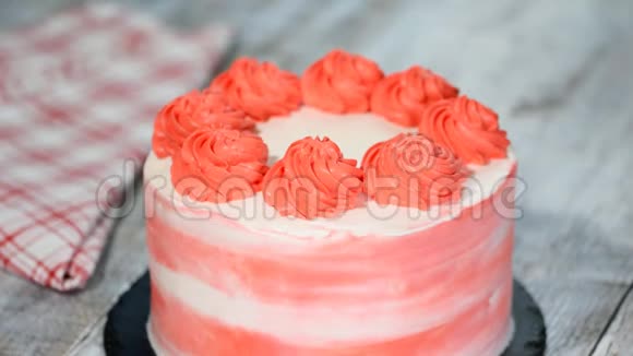 五颜六色的生日蛋糕女性手切生日蛋糕视频的预览图