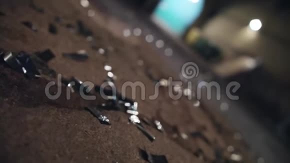 玻璃碎片破碎的瓶子在地面上人的轮廓在内院视频的预览图
