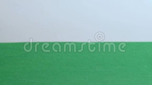 足球锦标赛的象征比赛的球沿着绿色的田野滚动快关门视频的预览图