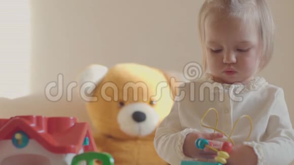 一个带玩具的小女孩视频的预览图