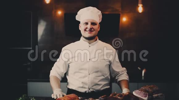 厨师用手指着桌子吃蔬菜的肉视频的预览图