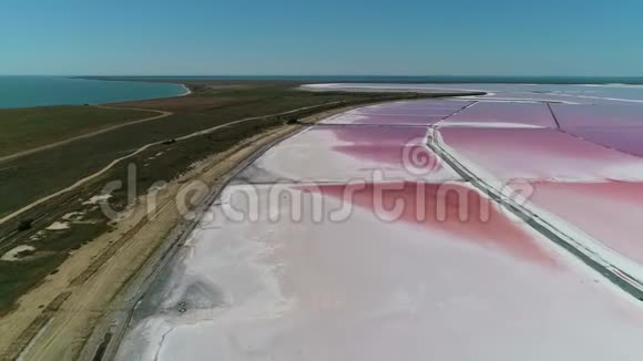 无人机飞过粉红湖里的老盐矿视频的预览图