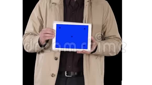 男性手握蓝屏平板电脑阿尔法频道视频的预览图