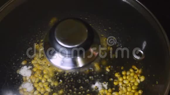在炉子上煮传统的爆米花视频的预览图
