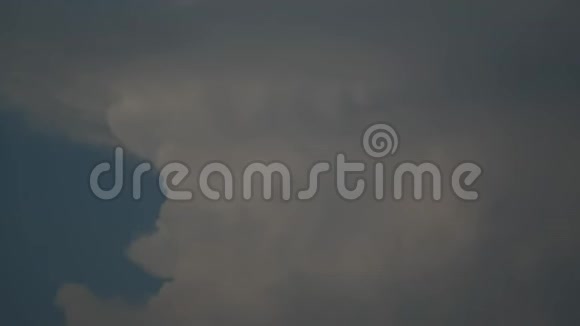 巨大的积雨云与闪电视频的预览图