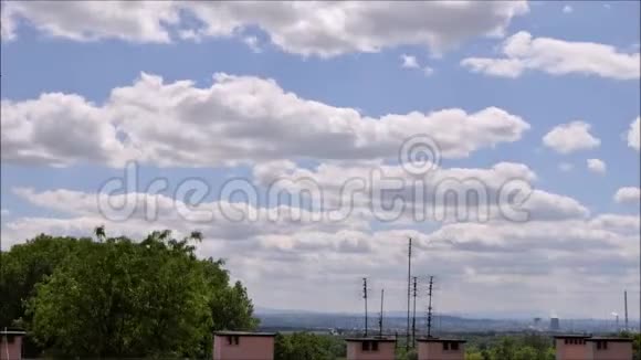 城市屋顶上方多云的天空视频的预览图